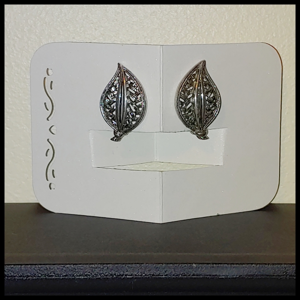 Vintage Costume Jewelry Leaf Clip-on Earrings